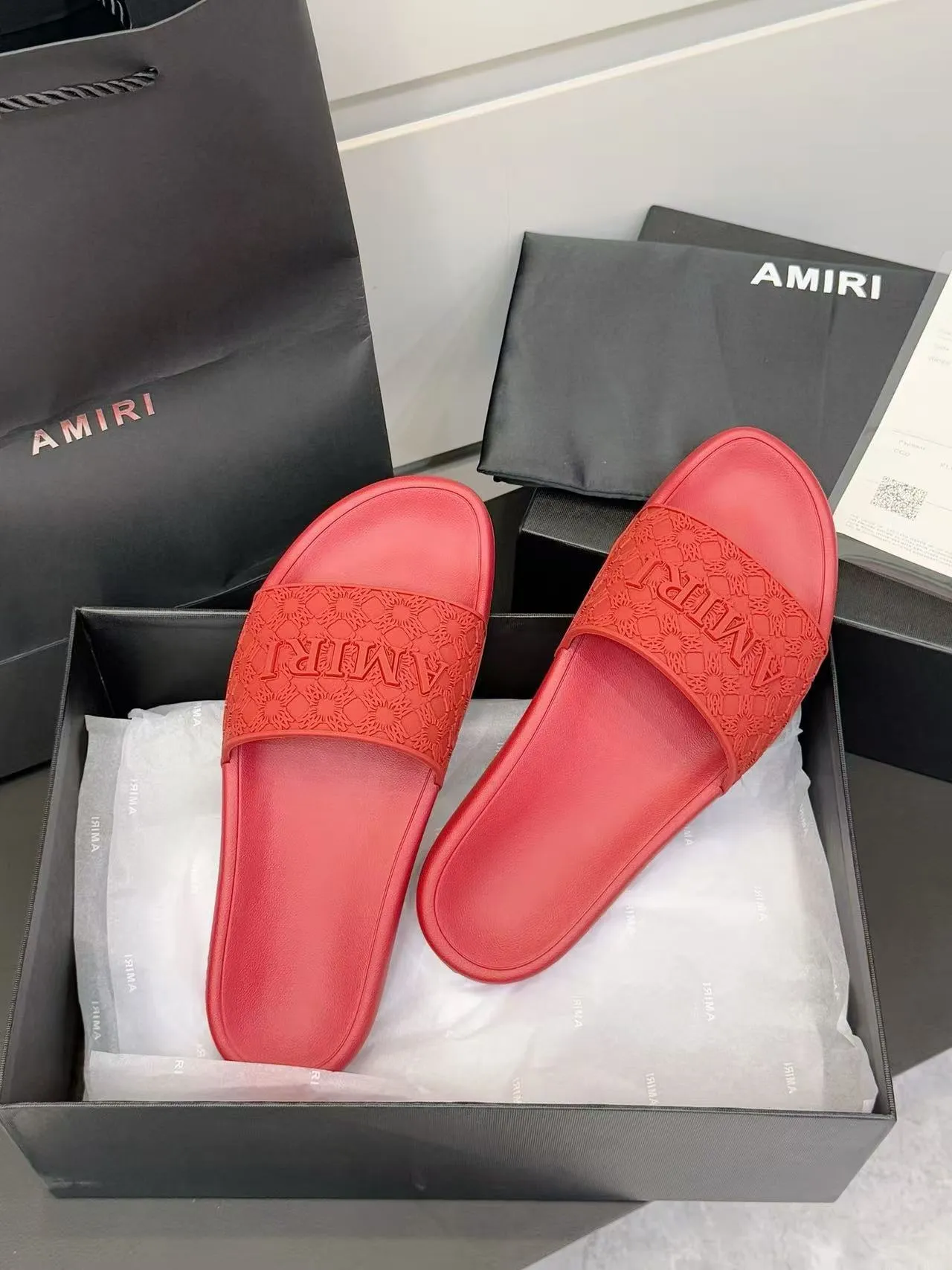 [AMIRI* Emil] P: 300💰 Size: 39-45 Official website new original 1:1 AMIRI* Emil classic men's slippers, high-end boutique, original material, TPU upper, foam bottom, fine workmanship, casual, loose and comfortable, a must-have in summer.